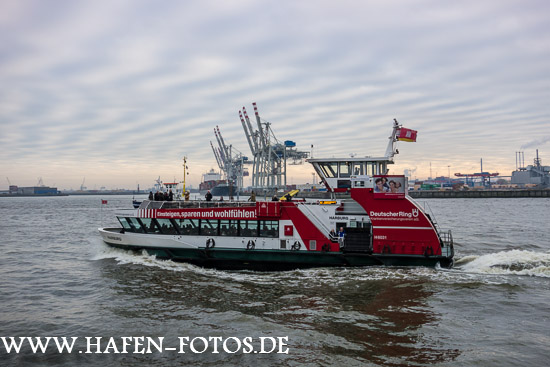 Im Hamburger Hafen 90